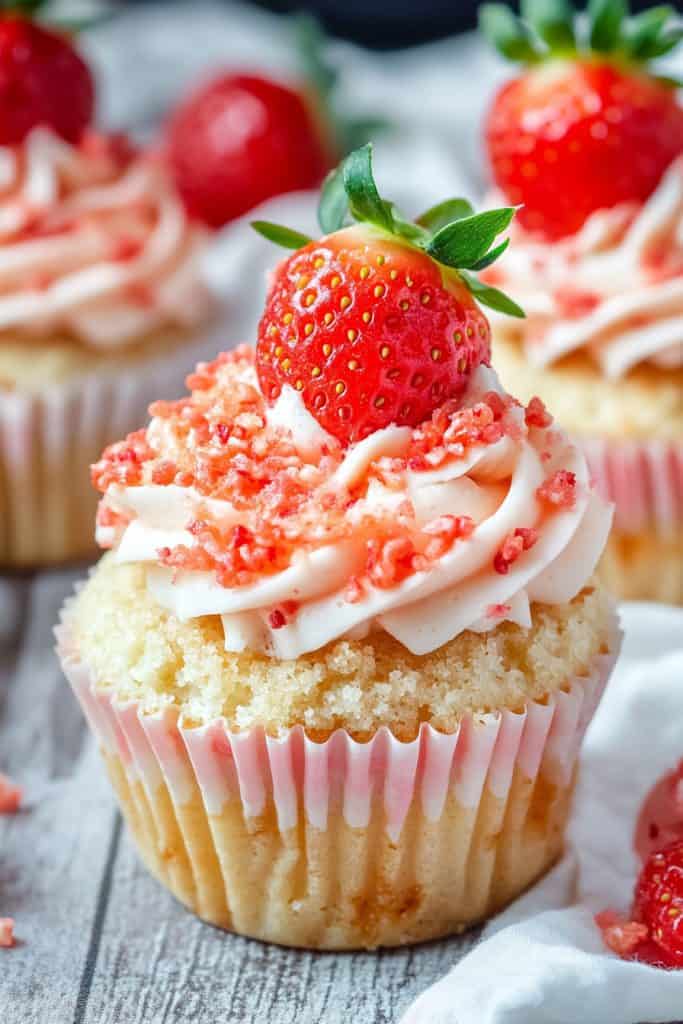 Storage the Strawberry Crunch Cupcakes with Strawberry Filling