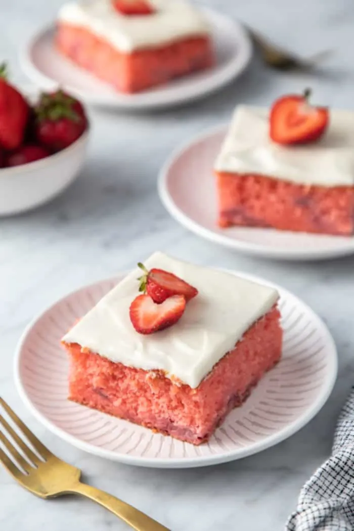 Easy Strawberry Cake Recipe