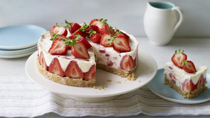 No-Bake Strawberry Cake