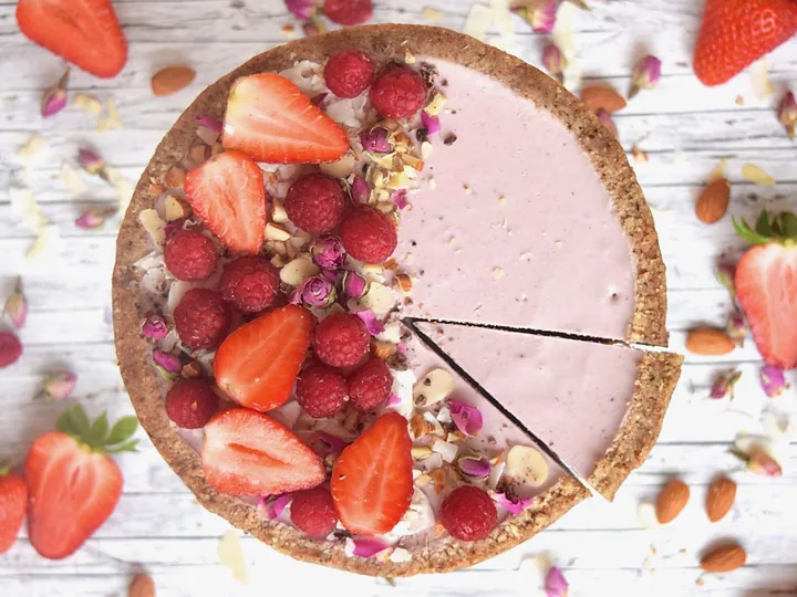 Raw Strawberry Cake