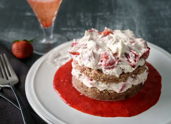 Strawberry Cake with Strawberry Cream Raw